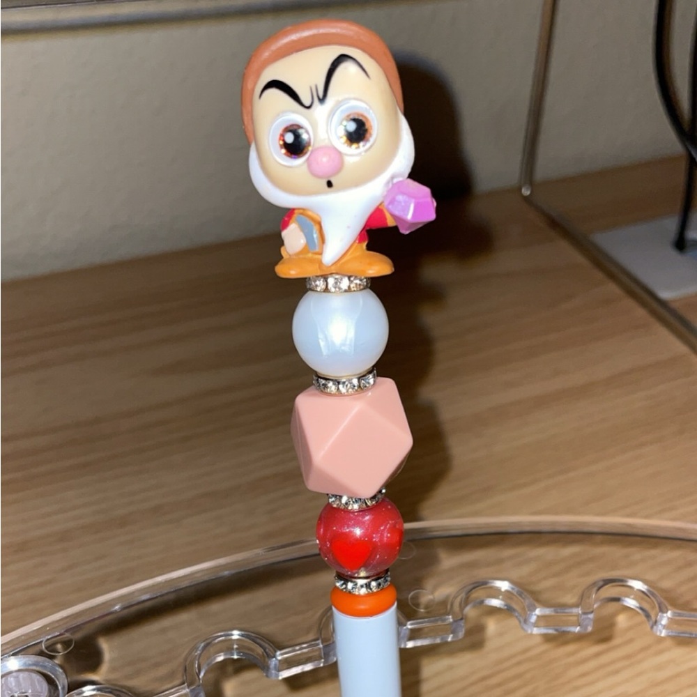 GRUMPY DISNEY DOORABLES BEADED PEN